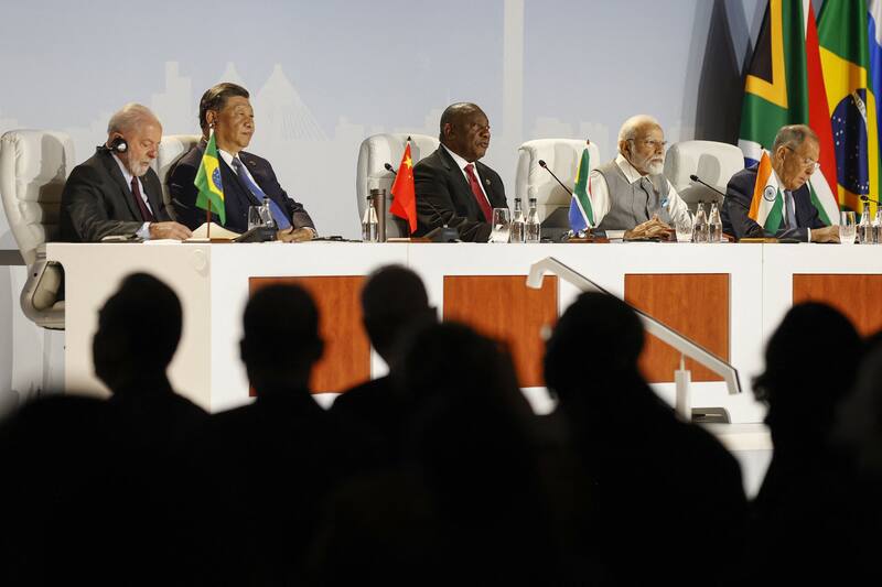 Los jefes de Estado que componen los BRICS, en la cumbre que anunciaron la ampliación del foro. (Reuters)