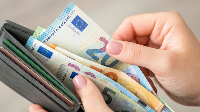 Las 27 ayudas sociales que se pueden solicitar en España para ganarle a la inflación y llegar a fin de mes: puedes obtener hasta 8640 euros.