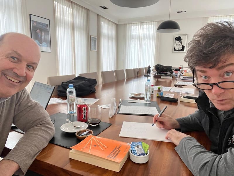 Milei anunció la apertura para la vacuna contra la aftosa en La Rural y Sturzenegger trabajó en las normas