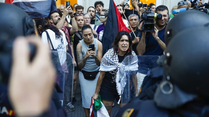 La Vuelta suspendida: Feijóo y Ayuso cargan contra Sánchez, mientras el Gobierno asegura que "Madrid ha mandado un mensaje".