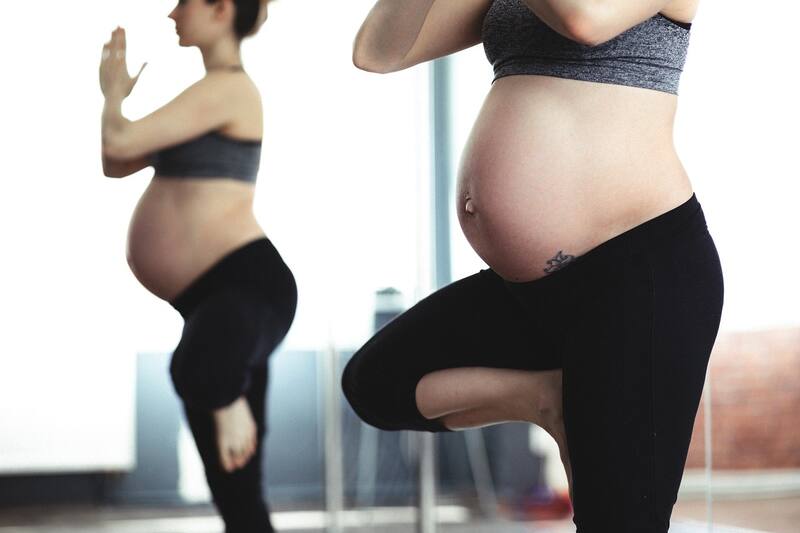 La natación y el yoga prenatal son actividades de bajo impacto que pueden proporcionar beneficios físicos y emocionales durante el embarazo, como la reducción del estrés y la mejora de la flexibilidad.Foto: archivo