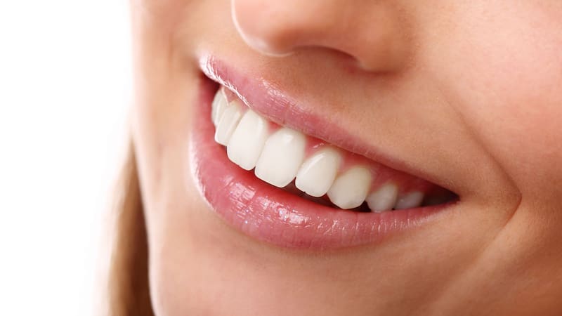 Tomar medidas para proteger los dientes al beber café puede contribuir a una sonrisa más saludable y brillante a lo largo de la vida.