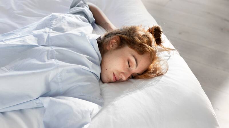 Establecer horarios regulares de sueño es esencial para regular el reloj biológico y mejorar la calidad del descanso. (Foto: Freepik)