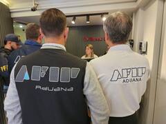 Allanan bancos por fuga de dólares con importaciones truchas