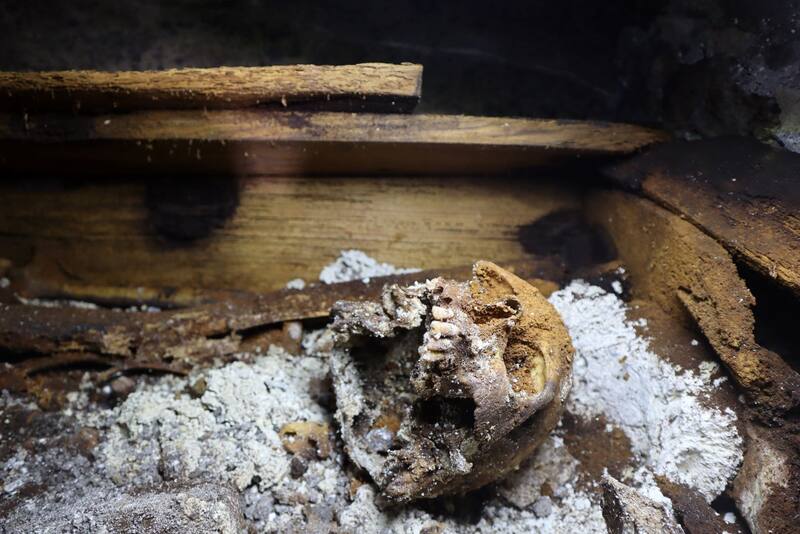 El INAH asesora la apertura de tres sepulturas más en cripta bajo la iglesia de Hueypoxtla, Estado de México. Entierro 1, H1. Fuente: INAH.