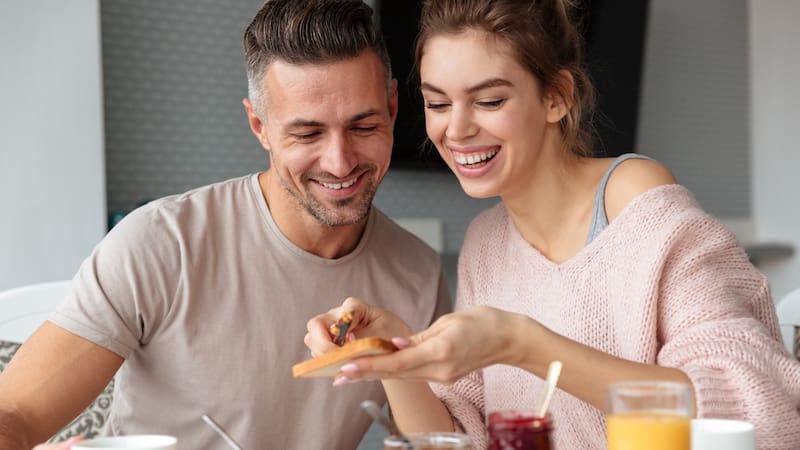 Elegir un desayuno con alimentos simples y naturales puede aumentar la sensación de saciedad por más tiempo.