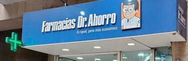 Fachada de farmacia Dr. Ahorro cerrada
