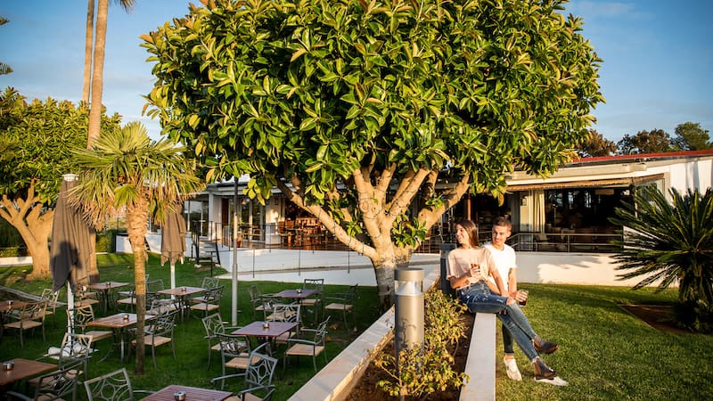 El Parador de Ayamonte, con su arquitectura medieval, ofrece una experiencia histórica única.