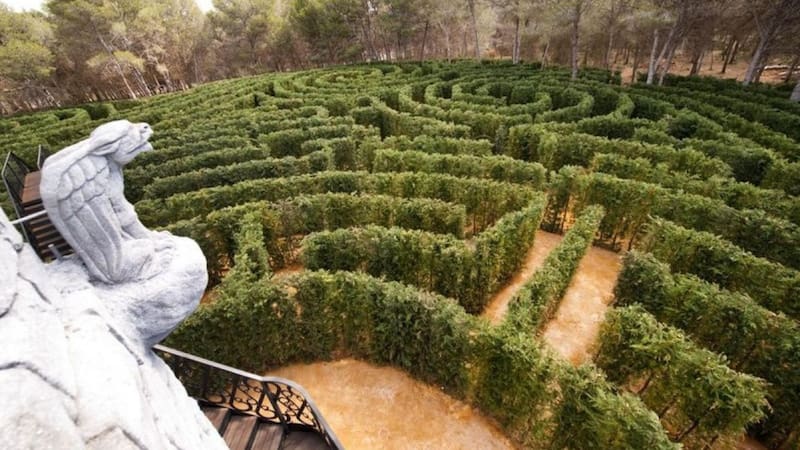 A 1 hora del Centro: el pueblo con un laberinto de hace 300 años y 3 hectáreas de campo para pasar este fin de semana
