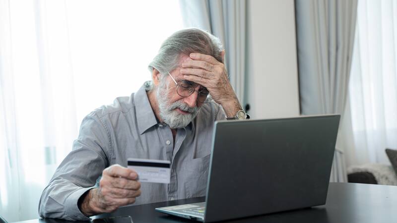 Qué puede pasar con una cuenta bancaria olvidada durante años y qué deben revisar los titulares para evitar problemas con sus fondos.