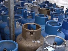 El gobierno evalúa bajar los combustibles