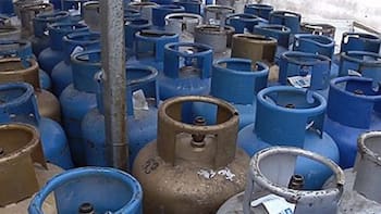 El gobierno evalúa bajar los combustibles