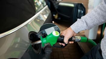 Los precios de los combustibles se revisarán “mes a mes”