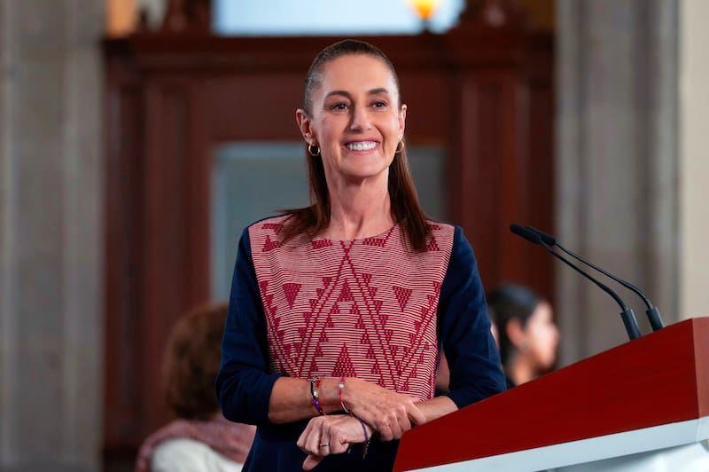 Cuauhtémoc, Ciudad de México. 25 de mayo 2026. La presidenta constitucional de los Estados Unidos Mexicanos, la Doctora Claudia Sheinbaum Pardo en conferencia de prensa matutina en el salón de la Tesorería de Palacio Nacional. La acompañan: Iván Escalante, Procurador Federal del Consumidor (Profeco); Violeta Vázquez-Rojas Maldonado, subsecretaria de Ciencia y Humanidades de la Secretaría de Ciencia (SECIHTI); Gerardo Tamayo, director General de Cooperación Institucional y Sectorial · Secretaría de Ciencia, Humanidades, Tecnología e Innovación Secihti; Diana Aurora Correa, subdirectora de Diseño Digital y Medios Sociales en la Unidad de Memoria Histórica. Foto: Saúl López Escorcia /Presidencia