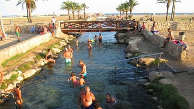A pocos metros de la playa | Las aguas termales gratis con temperaturas de más de 20°C especiales para jubilados