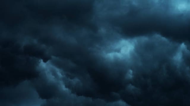 Un bloque de nubes negras trae una fuerte tormenta y vientos de 80 km/h que sacudirá varias provincias