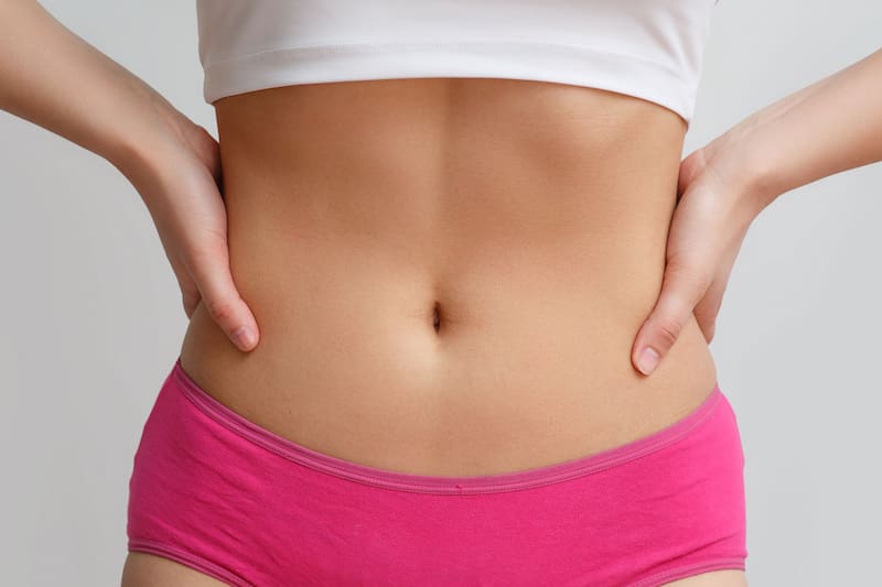 Tres ejercicios efectivos para reducir la grasa abdominal en casa: burpees, bicicleta en el aire y plancha isométrica. Rutina sin máquinas para quemar grasa, fortalecer el core y mejorar la salud cardiovascular. Fuente: Shutterstock