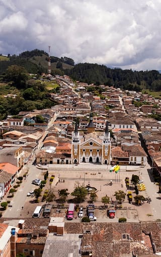Ni Guatapé ni Jardín: el municipio de Antioquia que invita a probar la experiencia de una casa en el aire y se convierte en un imán para turistas