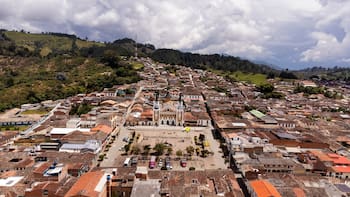 Ni Guatapé ni Jardín: el municipio de Antioquia que invita a probar la experiencia de una casa en el aire y se convierte en un imán para turistas