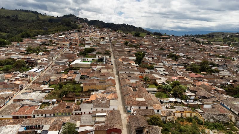 El municipio de Antioquia que invita a probar la experiencia de una casa en el aire y se convierte en un imán para turistas.