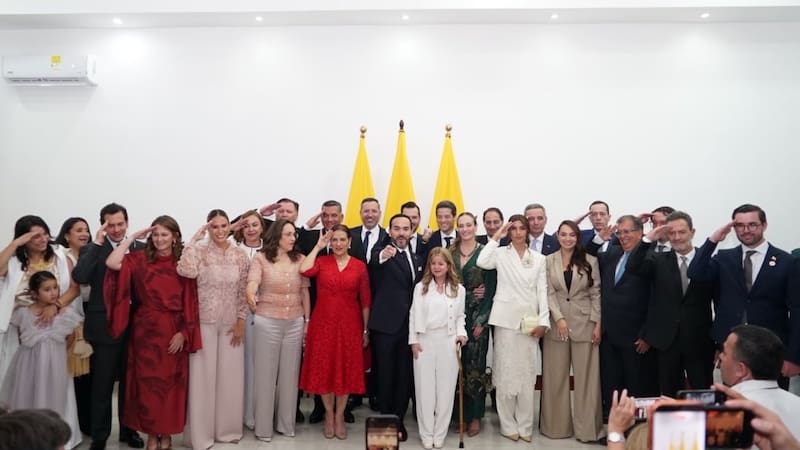 Abelardo De La Espriella junto a los integrantes de su nuevo gabinete ministerial.