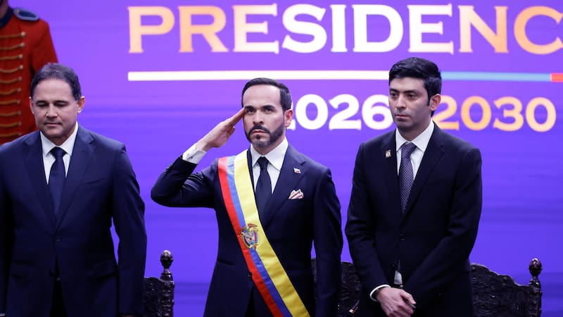 "Juro a Dios y prometo al pueblo cumplir fielmente la Constitución y las leyes de Colombia", dijo De La Espriella al jurar ante el presidente del Congreso, Honorio Henríquez.