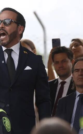 Abelardo de la Espriella conmemoró el Día de la Independencia y encabezó un desfile militar en Medellín