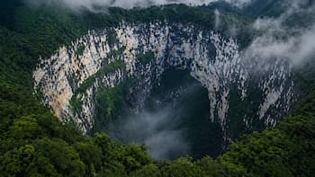 Es tan grande que tragaría ciudades enteras, tan profundo que ocultaría rascacielos: en el fondo de este abismo chino hay un bosque perdido aislado del mundo