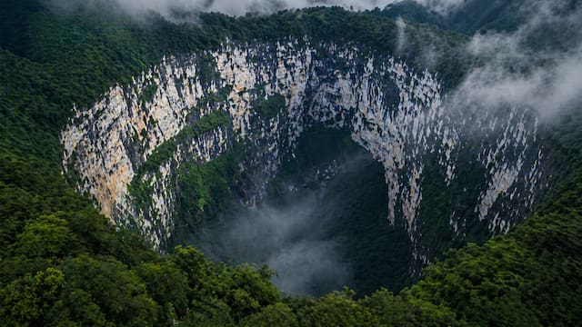 Es tan grande que tragaría ciudades enteras, tan profundo que ocultaría rascacielos: en el fondo de este abismo chino hay un bosque perdido aislado del mundo