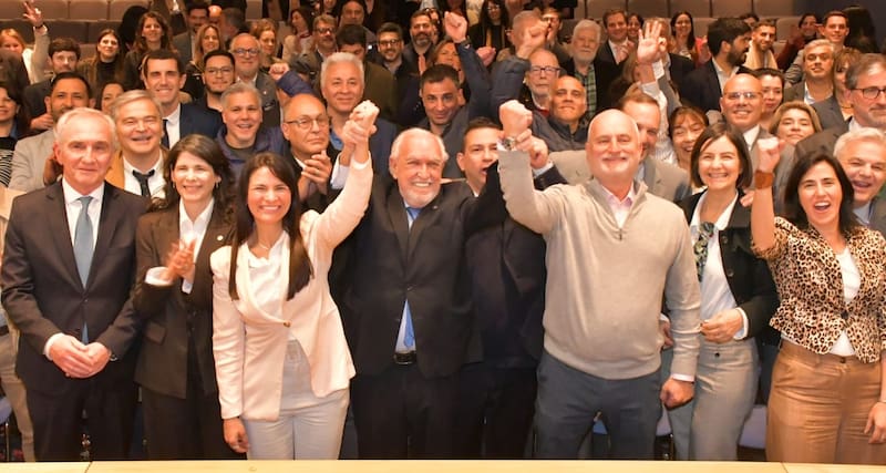 Los representantes de la lista ganadora respaldados por Gil Lavedra