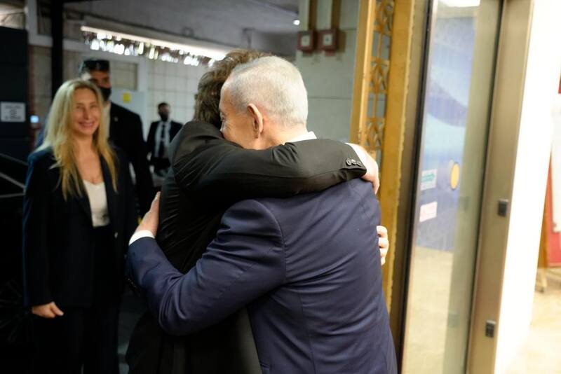 El presidente Javier Milei saluda a Netanyahu ante la mirada de la secretaria general de la Presidencia, Karina Milei