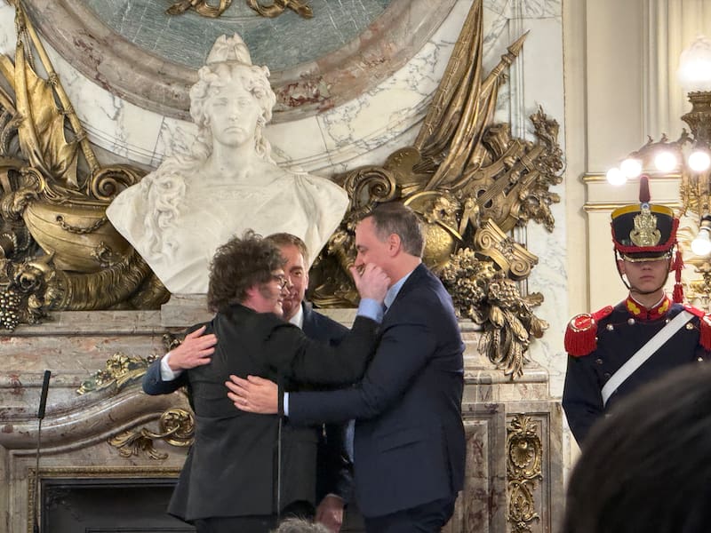 Abrazo triple y rosca política en la jura de Santilli como Jefe de Gabinete.