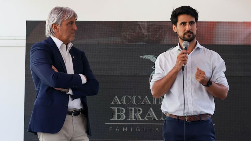 Rafael De Gamboa, CEO de Fratelli Branca Destilerias, junto a Jeronimo Alvarez Morales, Director General de Abordaje Territorial en el Barrio Padre Carlos Mugica, en la presentación de la iniciativa Accademia