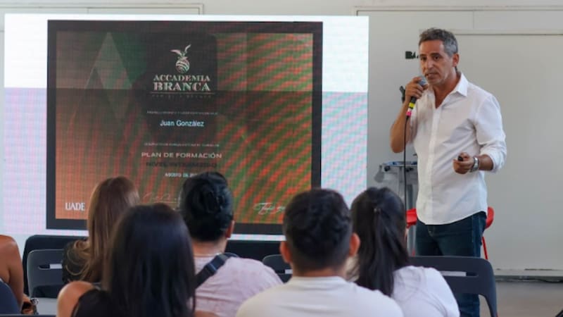 Juan Luciani, Brand Ambassador de Fratelli Branca y experto en el rubro gastronómico, brindó detalles de los aspectos correspondientes al programa de formación que cuenta con aval academico