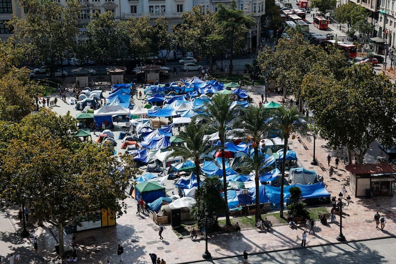 Vista general de la acampada de protesta por la vivienda que cumple su tercera jornada en la plaza del Ayuntamiento de València, tras pasar la noche bajo una lluvia que ha obligado a achicar agua en algunas tiendas, a pesar de lo cual aseguran que no se rinden y van a resistir, según ha explicado a EFE un portavoz. EFE/Manuel Bruque