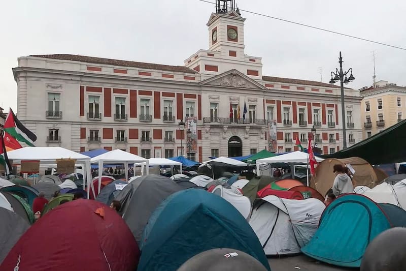 Unas 600 personas amanecen acampadas en Sol tras una noche sin incidentes ni lluvia