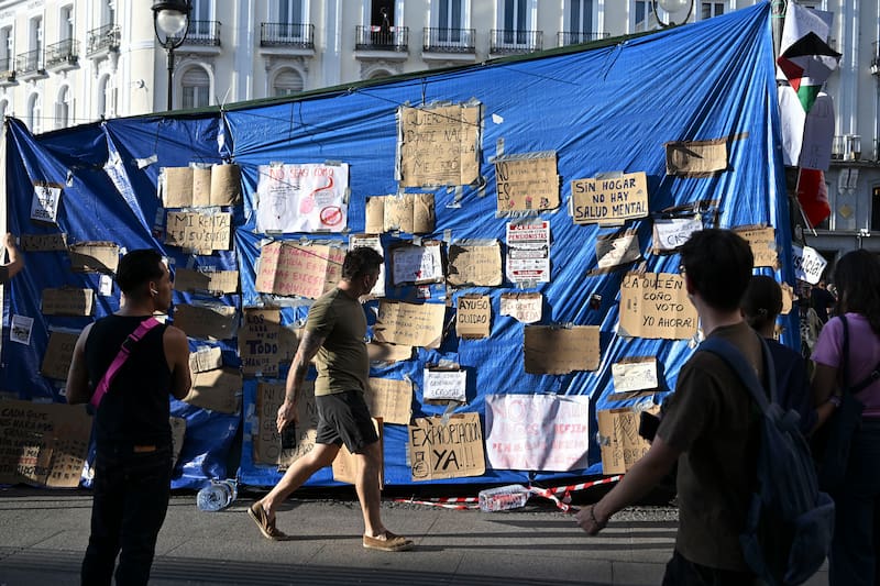 Varias personas participan en la acampada de la Puerta del Sol, este lunes.
