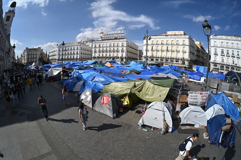 Vista de la acampada de la Puerta del Sol, este lunes, después de que el presidente del Gobierno, Pedro Sánchez, haya anunciado el adelanto de las elecciones generales para el 29 de noviembre. EFE/ Fernando Villar