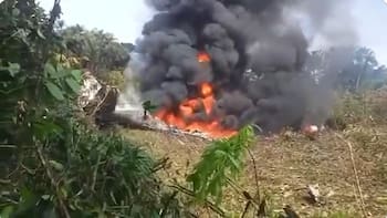 Un avión de la fuerza aérea se estrelló minutos después de despegar: iban más de 120 militares a bordo