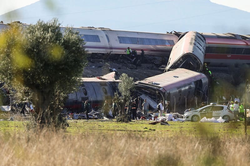 Dos trenes de alta velocidad, uno de Renfe y otro de Iryo, han colisionado a primera hora de este miércoles a la altura de la estación de Urda (Toledo), según han informado a EFE fuentes del servicio de emergencias 112, que han indicado que dos vagones han caído por un terraplén.