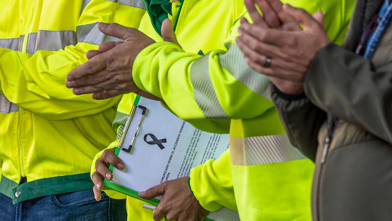 Trabajadores de Adif guardan cinco minutos de silencio por las víctims del accidente ferroviario ocurrido este miércoles en Urda (Toledo), a las puertas de la estación de tren de Logroño. EFE/ Raquel Manzanares