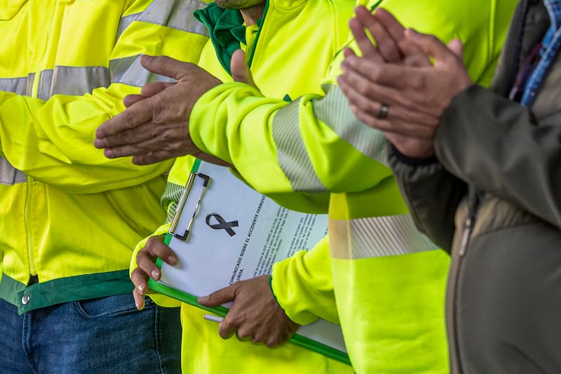 Trabajadores de Adif guardan cinco minutos de silencio por las víctims del accidente ferroviario ocurrido este miércoles en Urda (Toledo), a las puertas de la estación de tren de Logroño. EFE/ Raquel Manzanares