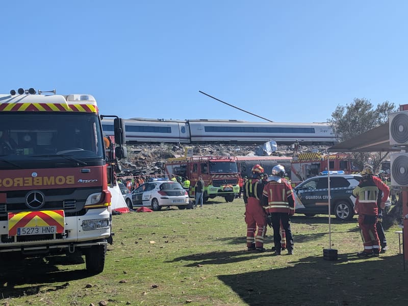 Efectivos de Bomberos, unidades del Equipo de Grandes Catástrofes del Servicio de Criminalística de la Guardia Civil, además de personal de Seguridad Ciudadana, agentes del SEPRONA (medioambientales) y de la Jefatura de Tráfico, en el lugar del accidente ferroviario ocurrido este miércoles en Urda (Toledo), con un balance de, al menos, 64 fallecidos y decenas de heridos graves. EFE/Ministerio de Defensa -SÓLO USO EDITORIAL/SOLO USO PERMITIDO PARA ILUSTRAR LA NOTICIA QUE APARECE EN EL PIE DE FOTO (CRÉDITO OBLIGATORIO)-