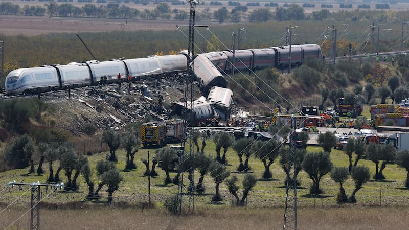 Lugar del accidente de dos trenes de alta velocidad, uno de Renfe y otro de Iryo, que han colisionado a primera hora de este miércoles a la altura de la estación de Urda (Toledo), donde hay al menos 64 fallecidos. EFE/ Chema Moya