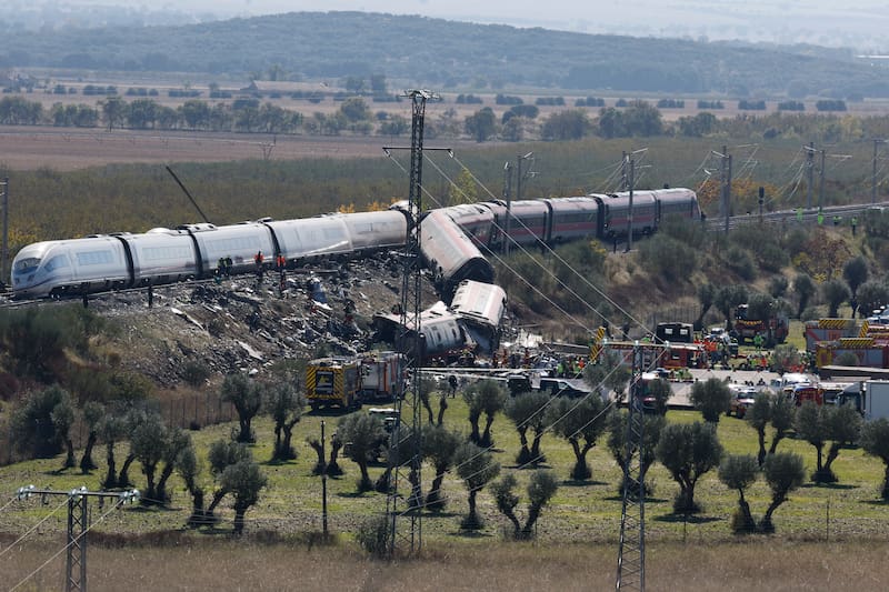 Lugar del accidente de dos trenes de alta velocidad, uno de Renfe y otro de Iryo, que han colisionado a primera hora de este miércoles a la altura de la estación de Urda (Toledo), donde hay al menos 64 fallecidos