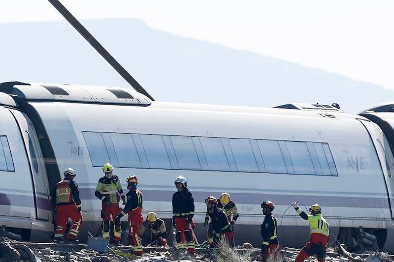 Efectivos de bomberos inspeccionan junto a los vagones del tren AVE que ha colisionado este miércoles con otro de Iryo en la línea Madrid-Andalucía, a la altura de Urda (Toledo), un accidente que se ha saldado de momento con un balance de al menos 64 fallecidos y decenas de heridos graves. EFE/Chema Moya
