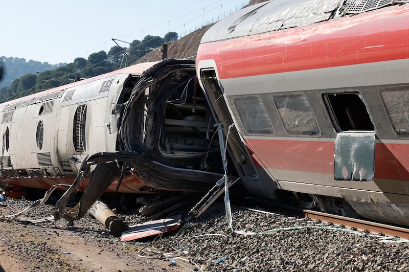 ADAMUZ (CÓRDOBA), 20/01/2026.- Vagón del tren Iryio siniestrado en el accidente ferroviario ocurrido el pasado domingo. La Guardia Civil está centrada ahora en analizar el vagón seis del tren Iryo, el primero que descarriló el domingo en Adamuz (Córdoba). El número de víctimas mortales en el accidente se eleva ya a 41. EFE/ J.J.Guillén