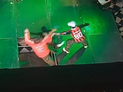 Impactante: dos jóvenes cayeron al vacío al romperse el escenario durante un concurso de baile K-pop