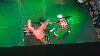 Impactante: dos jóvenes cayeron al vacío al romperse el escenario durante un concurso de baile K-pop