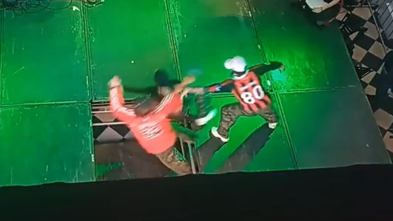 Impactante: dos jóvenes cayeron al vacío al romperse el escenario durante un concurso de baile K-pop.